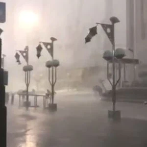 شاهد قوّة الرياح والأمطار قبل لحظات من سقوط رافعة بالحرم المكي الشريف 