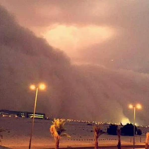 بالفيديو: عاصفة جدارية من الغبار تضرب الكويت