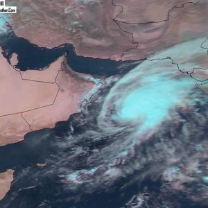 موقع إعصار نيلوفار والغيوم المرافقة له تُلامس السواحل العُمانية