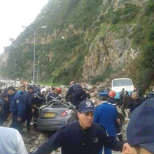 قوات الحماية المدنية في موقع الحادثة 