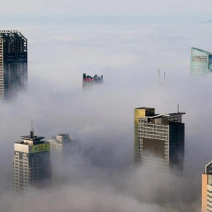 En images : des scènes étonnantes de villes mondiales couvertes de brouillard