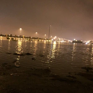 بالفيديو: لحظة أمر المواطنين في بريدة بالخروج من منازلهم بسبب السيول