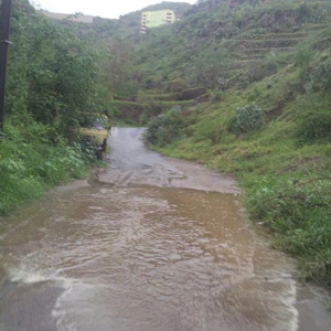 طريق زراعي بجازان يغتسل بمياه الأمطار