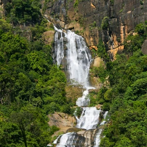 6 شلالات مذهلة في سريلانكا