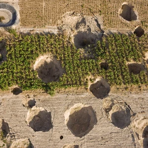 حفر ظهرت بشكل مفاجئ في مزارع مُحيطة بالبحر الميت