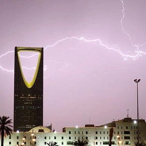 البرق وبرج المملكة في الرياض