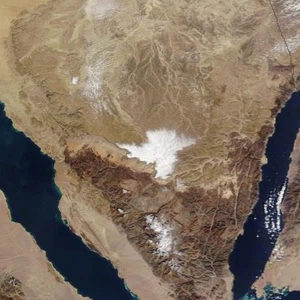 الثلوج تغطي قمم جبال سيناء في مصر