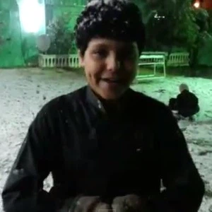 بالفيديو: فرحة الأطفال بتساقط الثلوج في طريف