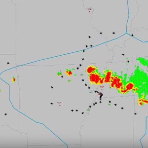 شاهد ماذا يحدث لحركة الطيران في حال تواجد عاصفة رعدية فوق المطار