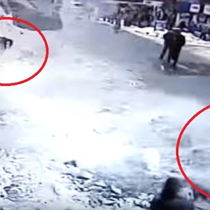 انهيار ثلج متراكم على سطح أحد المساجد على المارّة بتركيا