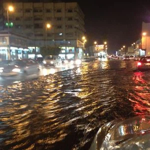 أمطار غزيرة تغرق طرقات مدينة الطائف