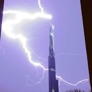 برج دبي في مرمى الصواعق 
