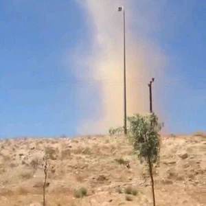 وسبب تكونها هو ارتفاع الهواء الساخن القريب من سطح الأرض نحو الاعلى بطريقة التفافية