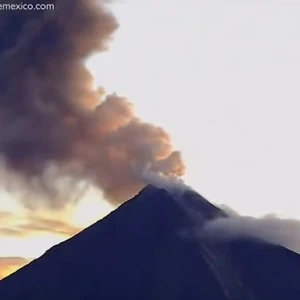 بالفيديو: شاهد لحظة انفجار بركان النار في المكسيك 