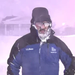 ردّة فعل هستيرية لأحد مذيعي الطقس بعدما شاهد البروق في عاصفة ثلجية