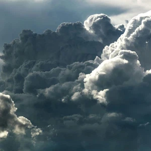 Quel est le terme désignant la frontière entre deux masses d'air différentes qui entraîne peu de mouvement vertical et des conditions souvent couvertes ?