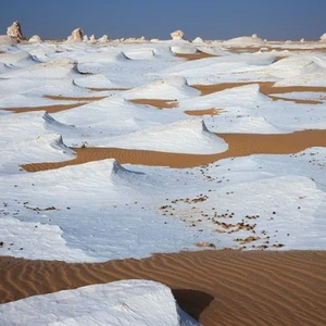 بالصور : تعرّف على الصحراء البيضاء العجيبة في مصر 