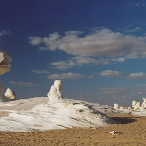 بالصور : تعرّف على الصحراء البيضاء العجيبة في مصر 
