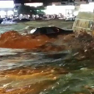 سلطنة عُمان: صور مُروعة من ولاية نزوى بعد انجلاء العاصفة