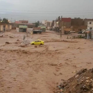 سيل جارف يداهم سوقاً تجارياً بالجزائر 