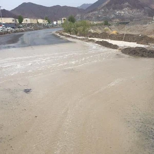 هطول امطار غزيرة مع دوي الرعود في الجبال شرق الامارات