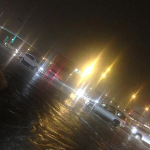 الطرقات تتحول تدريجياً إلى بحيرات من الأمطار - تصوير عبد الله العضيب