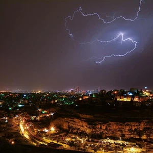بالصور.. بروق شديدة تضيء سماء غالبية المدن الأردنية فجر السبت