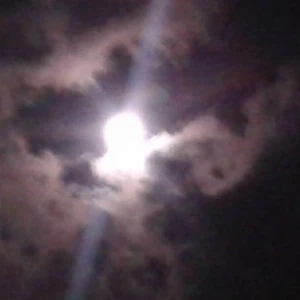 صورة أخرى تظهر القمر بين الغيوم أرسلها  أحمد فاهد