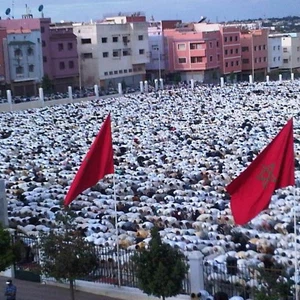 المغربيون يؤدون صلاة العيد في الهواء الطلق