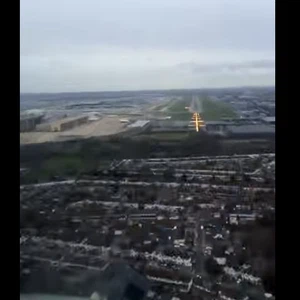 هكذا يبدو المشهد من قمرة القيادة أثناء هبوط الطائرة (فيديو)