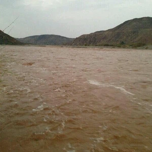 بالصور : تشكُل سيول قوية في محافظة الكامل شمال شرق جدة 