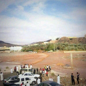 بالصور : تشكُل سيول قوية في محافظة الكامل شمال شرق جدة 