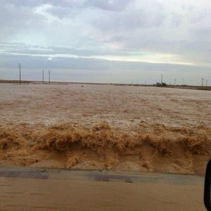بالصور : الأمطار تقطع الطرق و تداهم بعض المنازل في رفحاء و تجبر المسؤولين على تعليق الدراسة