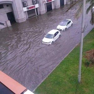 فيضانات مفاجئة  في عدد من ولايات الجزائر تخلف جرحى وخسائر مادية