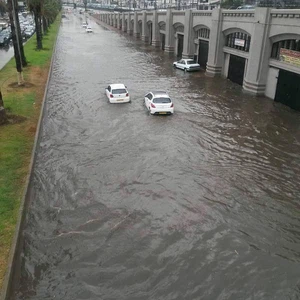 فيضانات مفاجئة  في عدد من ولايات الجزائر تخلف جرحى وخسائر مادية