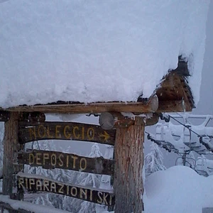 بالصور : عاصفة ثلجية قاسية تدفن جبال شمال إيطاليا تحت 250 سنتيمتر من الثلوج