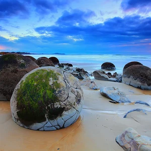 تتناثر هذه الصخور على طول الشاطئ