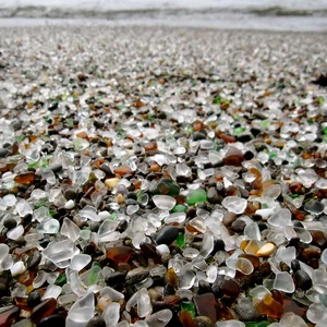تشكل شاطئ الزجاج الواقع قرب فورت براج في ولاية كاليفورنيا من القمامة الملقاة من قبل السكان في البحر، والتي حملتها الامواج بعد سنوات اليه. 
