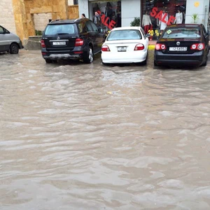 مياه الأمطار تغمر شارع  سوق السلطان في تلاع العلي