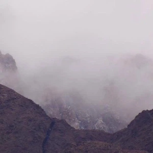 تساقُط نادر و تاريخي للثلوج على جبال العقبة – المصدر صفحة  ılı.lı.AQABA ılı.lı على الفيسبوك