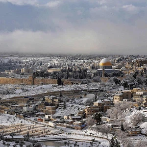 الثلوج تغطي مدينة القدس بالكامل