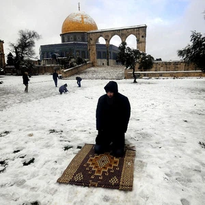 هل هناك أجمل من الصلاة في المسجد الأقصى وسط تساقط الثلج؟