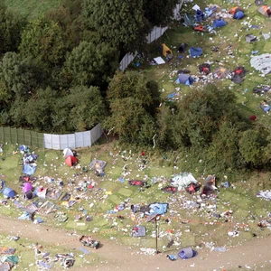 بالصور : ليست منطقة منكوبة بإعصار .. حفلة صاخبة في بريطانيا تترك مئات الأطنان من النفايات