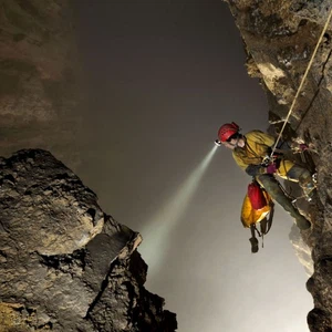 على ارتفاع 240 متر من قاع الكهف، المستكشف ينظر ألى الضباب الذي يتشكل بمعزل عن الخارج