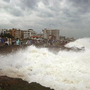 أمواج عاتية على كافة سواحل الهند الشرقية بفعل الإعصار