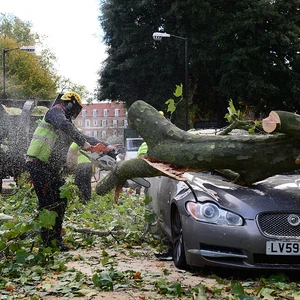 عاصفة شتوية مجنونة تُصيب بريطانيا بالشلل 