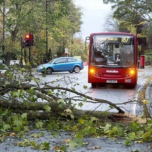 بالصور : عاصفة شتوية مجنونة تُصيب بريطانيا بالشلل 