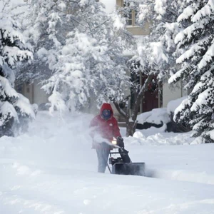رجل يتبرع بإزالة الثلوج عن الشارع في إنديانا
