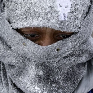 رجل يحمي نفسه من هول البرد القارس في أوهايو