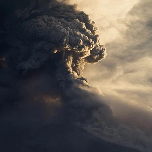 لقي ما لا يقل عن 16 شخص مصرعهم بعد ثوران بركان سينابونغ